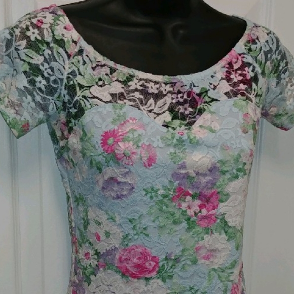 QUIZ lacy floral dress. - Picture 7 of 8